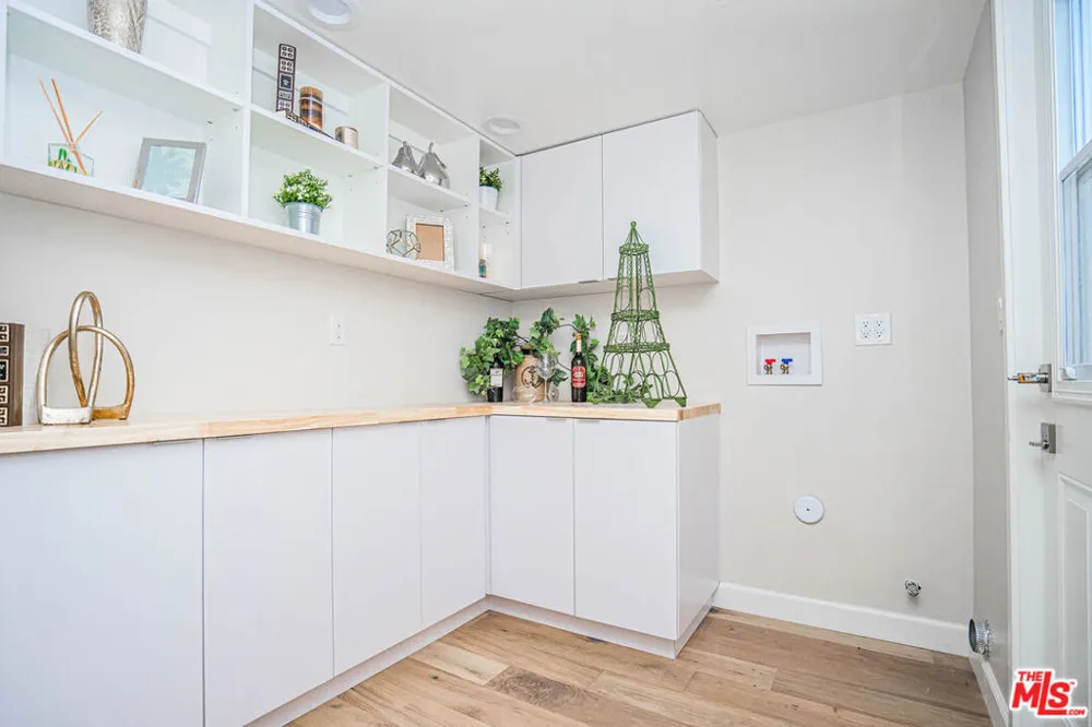 2251 Aaron Los Angeles, CA 90026
