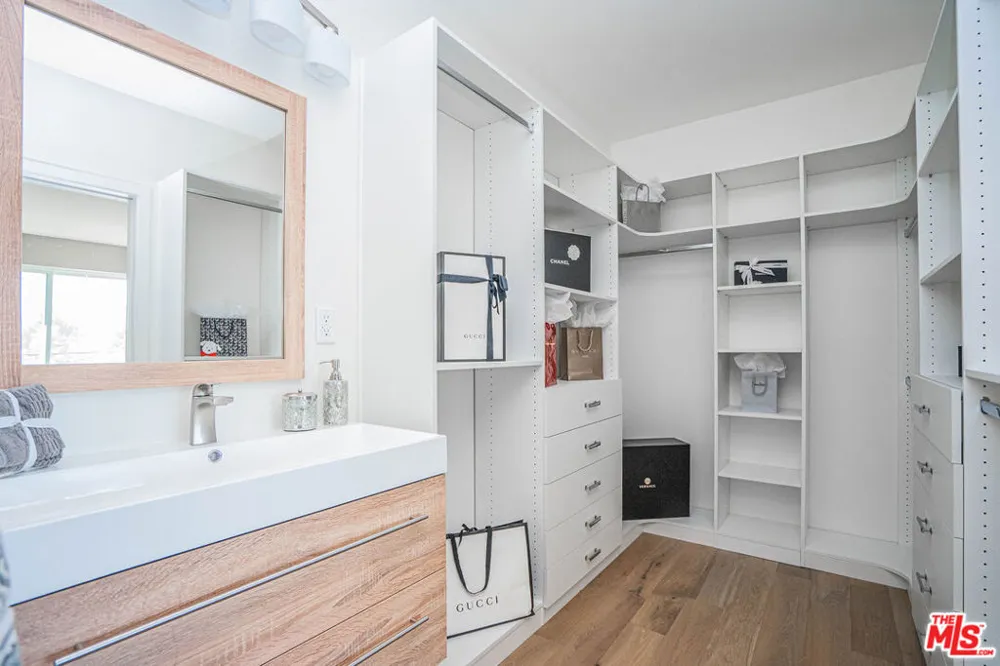 2251 Aaron Los Angeles, CA 90026