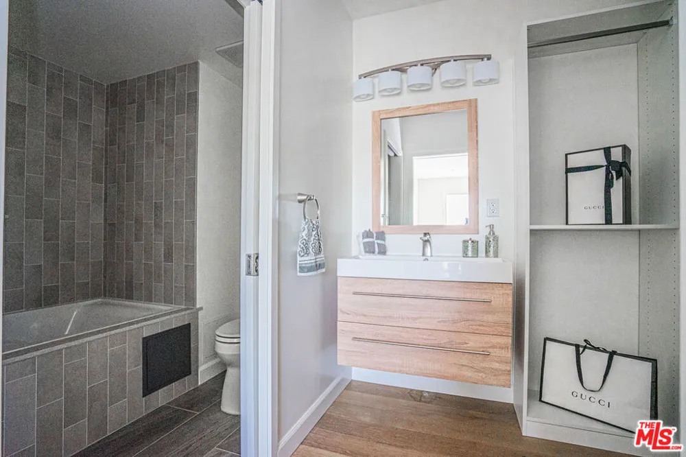 2251 Aaron Los Angeles, CA 90026