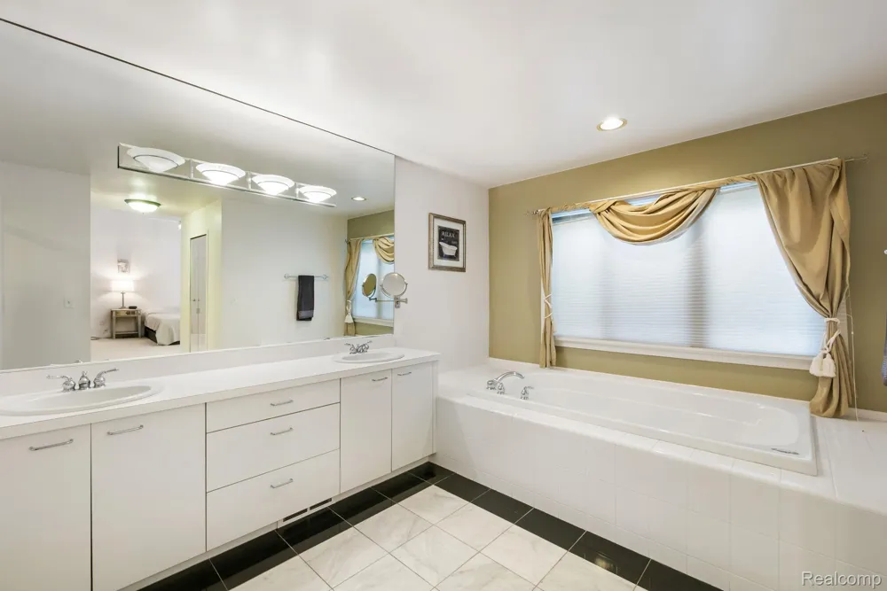 7367 Village Square Drive West Bloomfield Charter Township, MI 48322