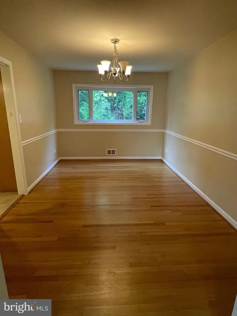 1040 WARBLER Mclean, VA 22101