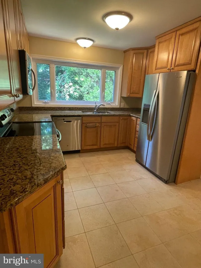1040 WARBLER Mclean, VA 22101
