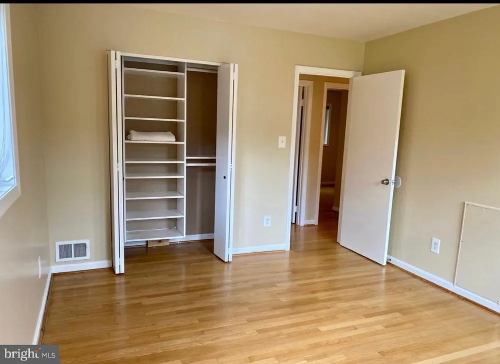 1040 WARBLER Mclean, VA 22101