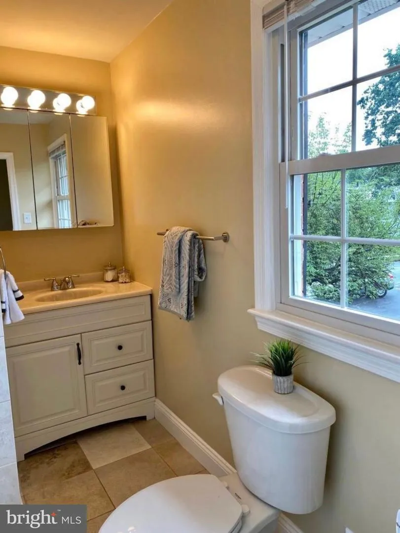 1040 WARBLER Mclean, VA 22101