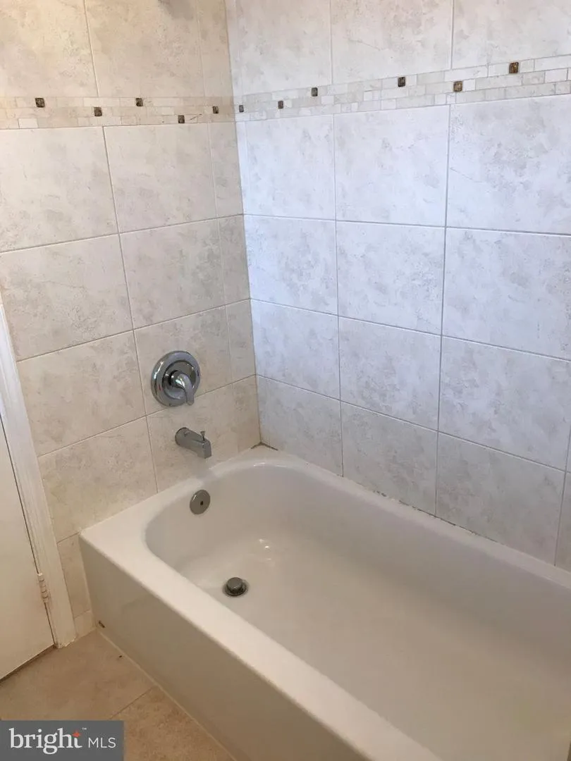 1040 WARBLER Mclean, VA 22101