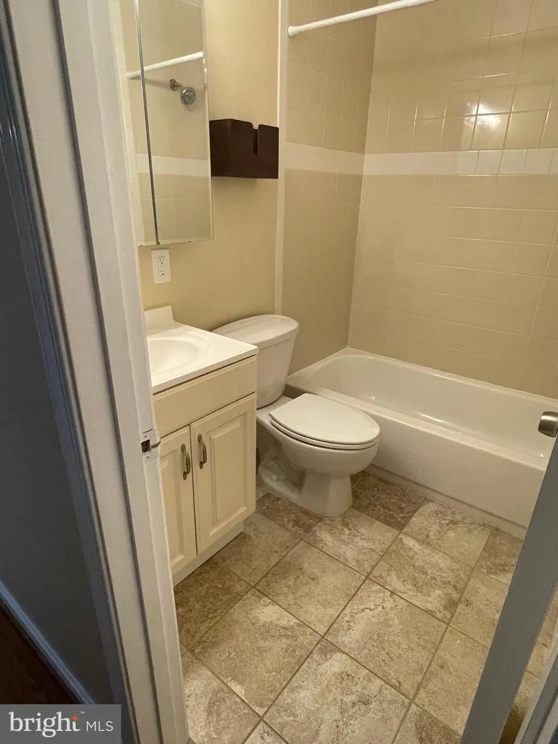 1040 WARBLER Mclean, VA 22101