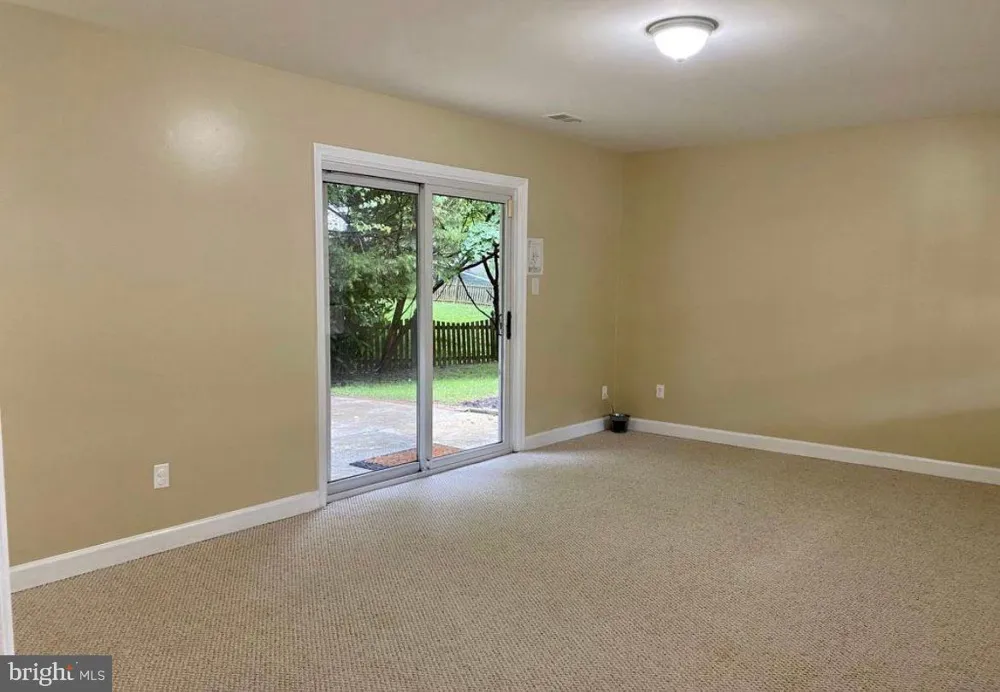 1040 WARBLER Mclean, VA 22101