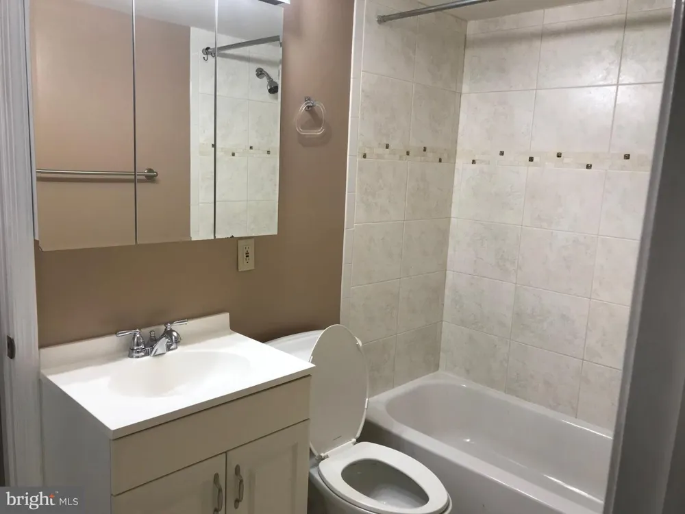 1040 WARBLER Mclean, VA 22101