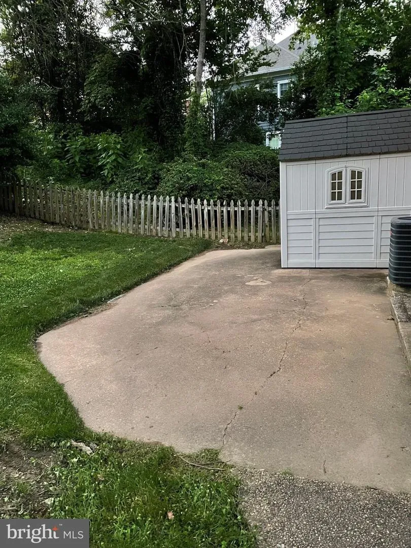 1040 WARBLER Mclean, VA 22101