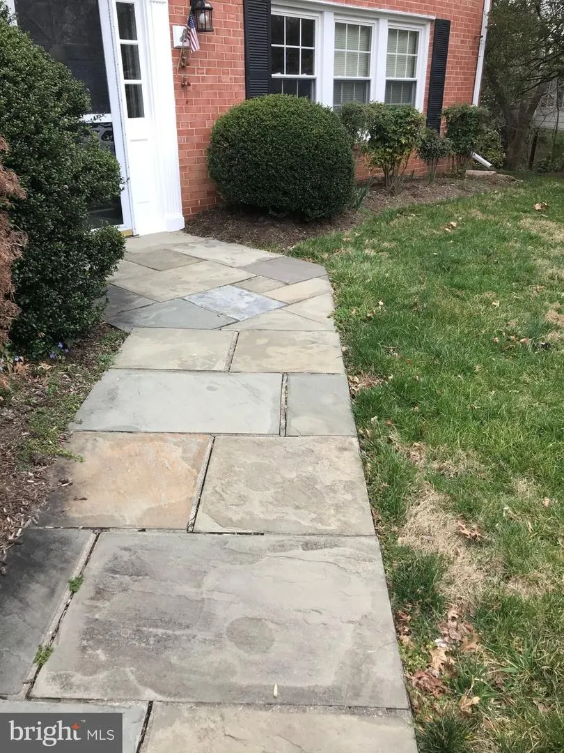 1040 WARBLER Mclean, VA 22101