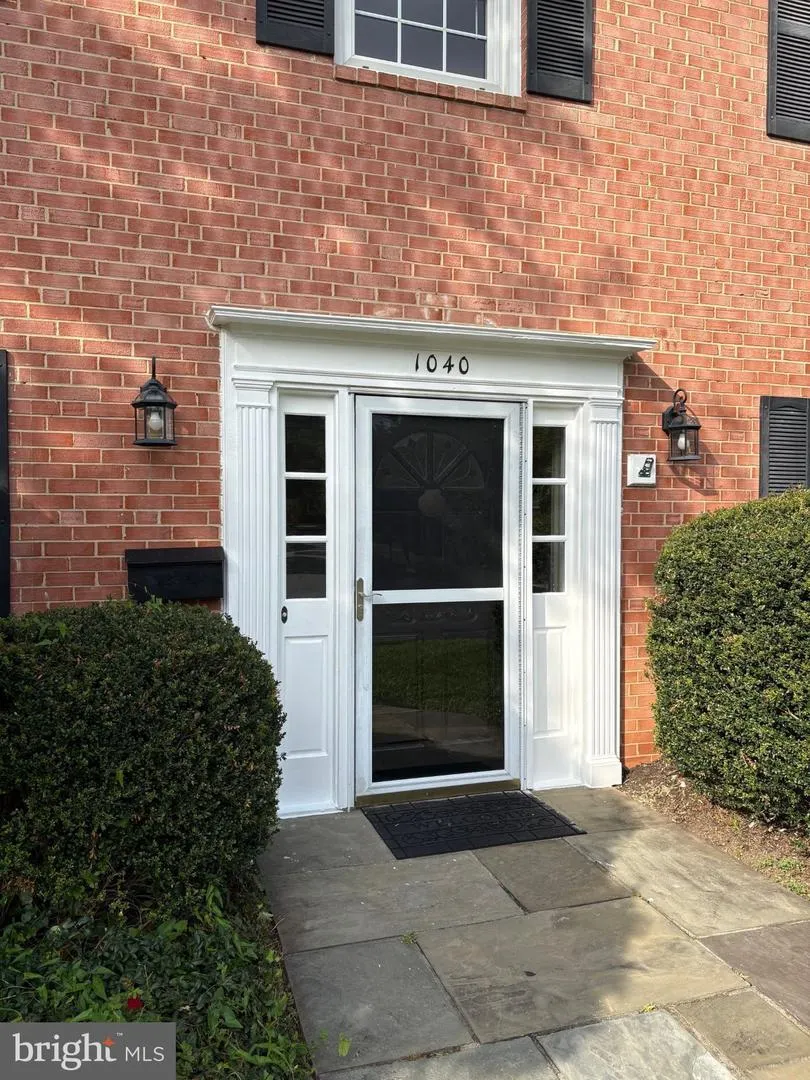 1040 WARBLER Mclean, VA 22101