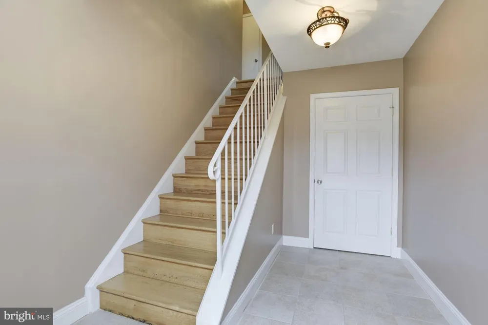 1040 WARBLER Mclean, VA 22101