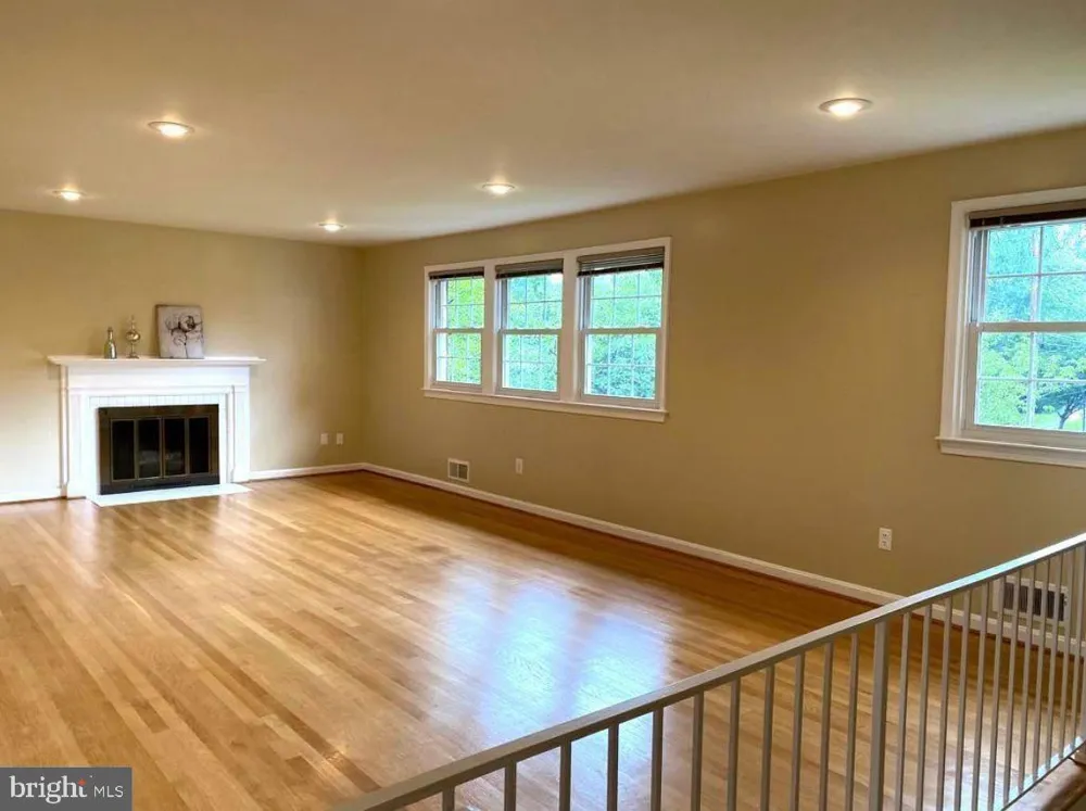1040 WARBLER Mclean, VA 22101