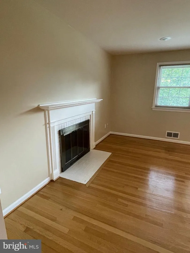 1040 WARBLER Mclean, VA 22101