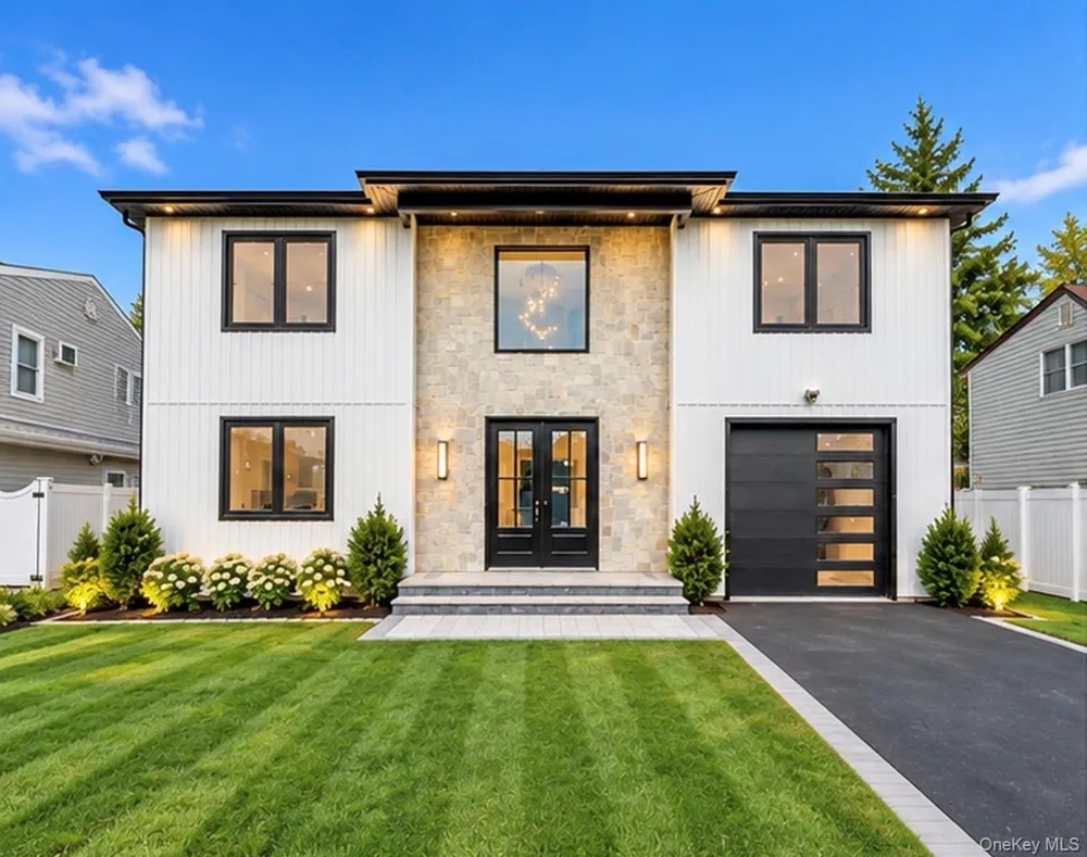 93 Stone Levittown, NY 11756
