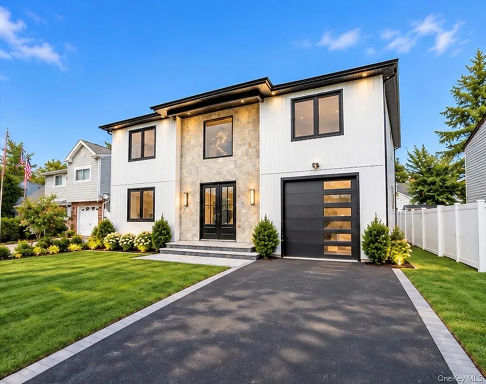 93 Stone Levittown, NY 11756