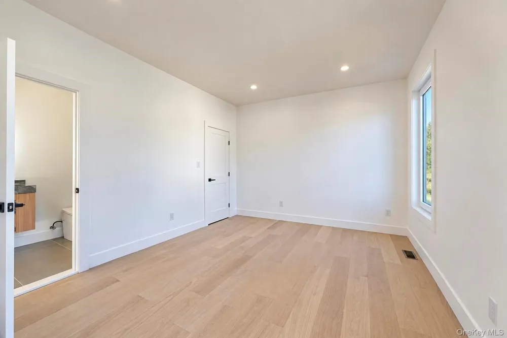 93 Stone Levittown, NY 11756