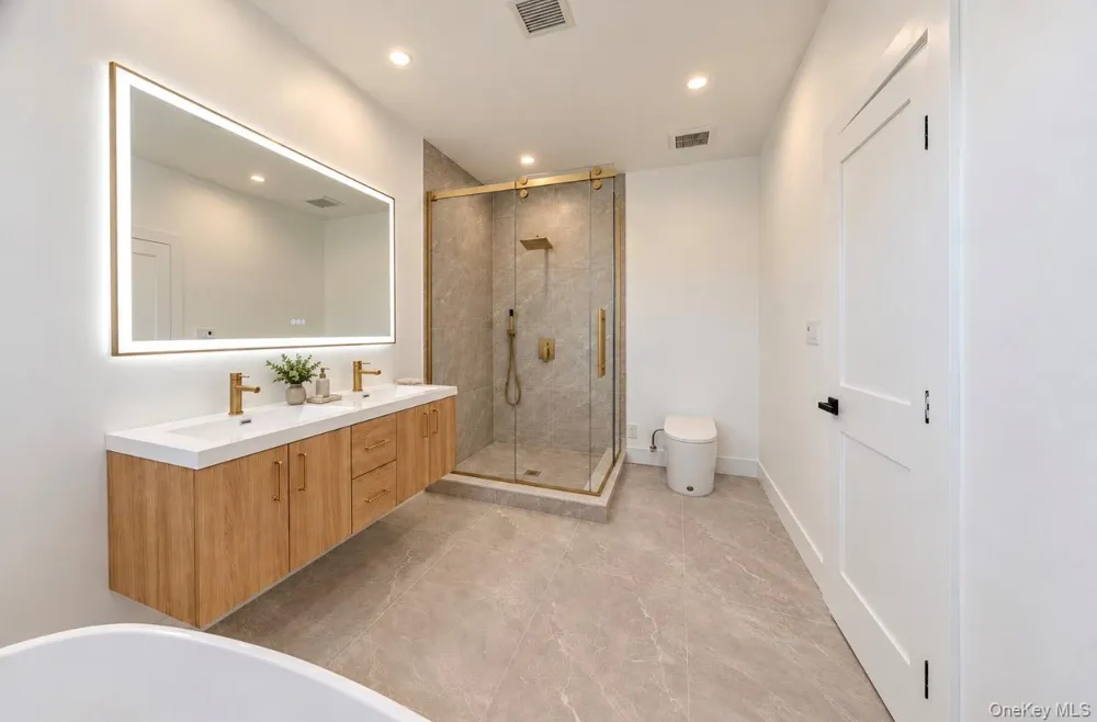 93 Stone Levittown, NY 11756
