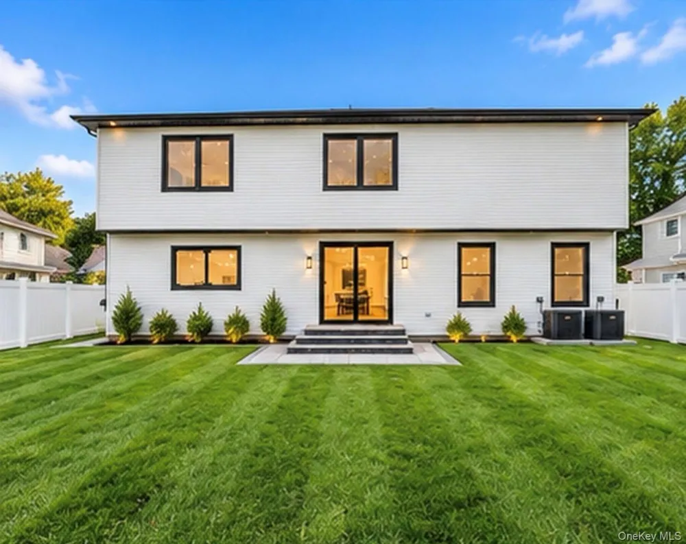 93 Stone Levittown, NY 11756