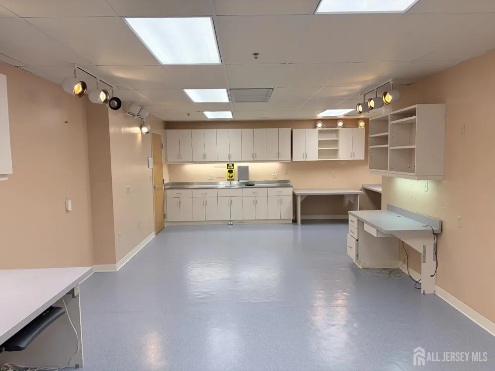 81 Veronica Avenue #101 Franklin Twsp, NJ 08873