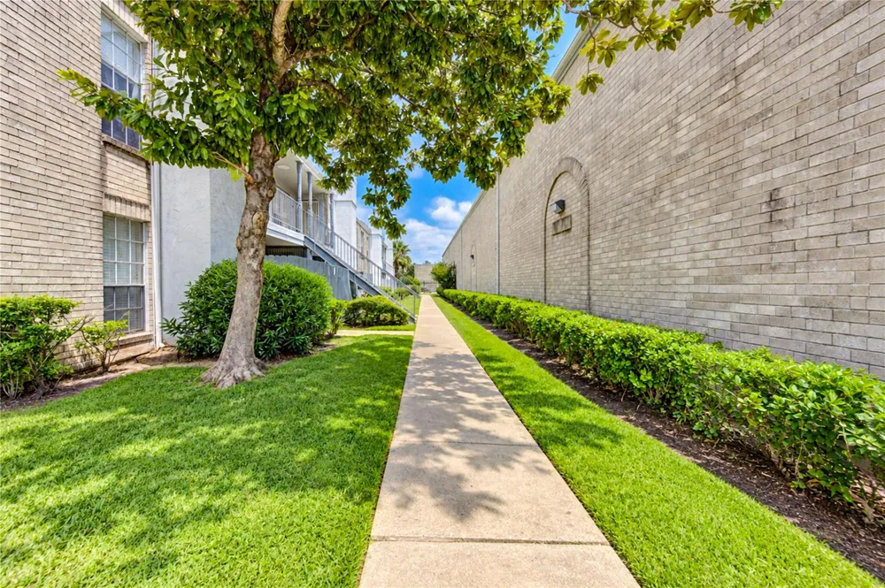 6606 De Moss Drive #1201 Houston, TX 77074
