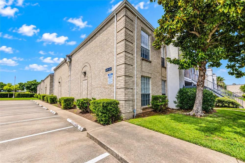 6606 De Moss Drive #1201 Houston, TX 77074