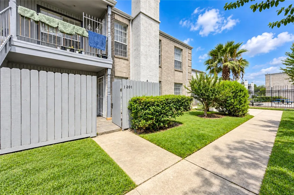 6606 De Moss Drive #1201 Houston, TX 77074