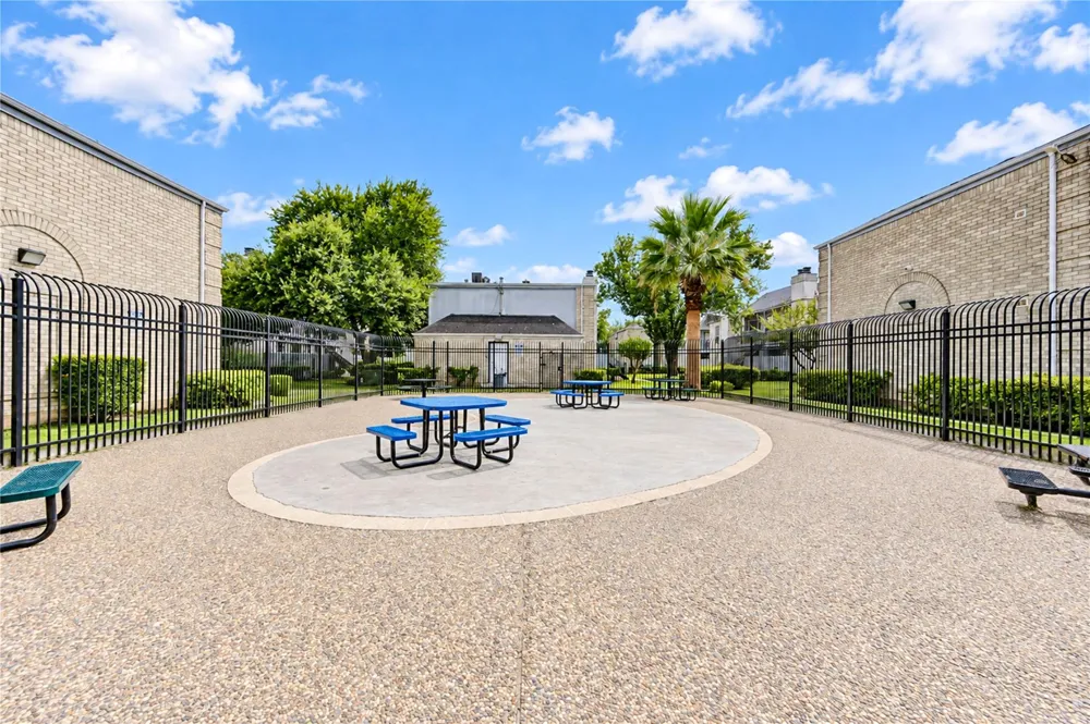 6606 De Moss Drive #1201 Houston, TX 77074