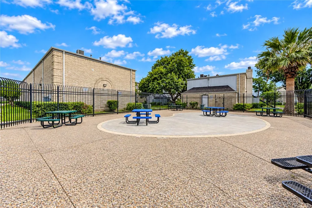 6606 De Moss Drive #1201 Houston, TX 77074