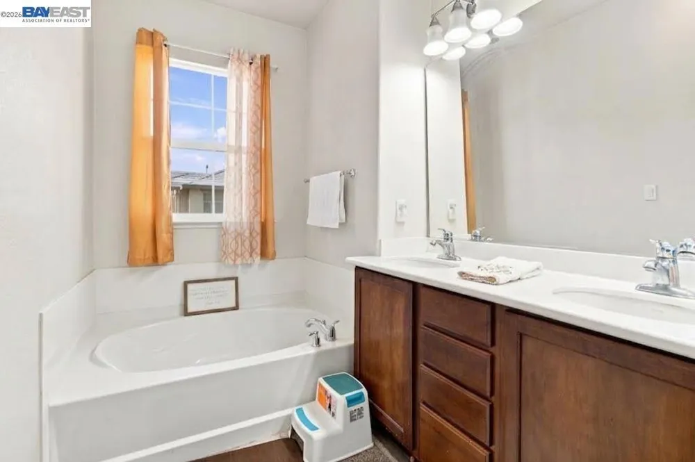 44 S Alonsa Ln Mountain House, CA 95391