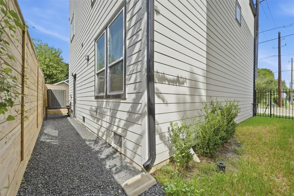 724 E 33rd Street Houston, TX 77022