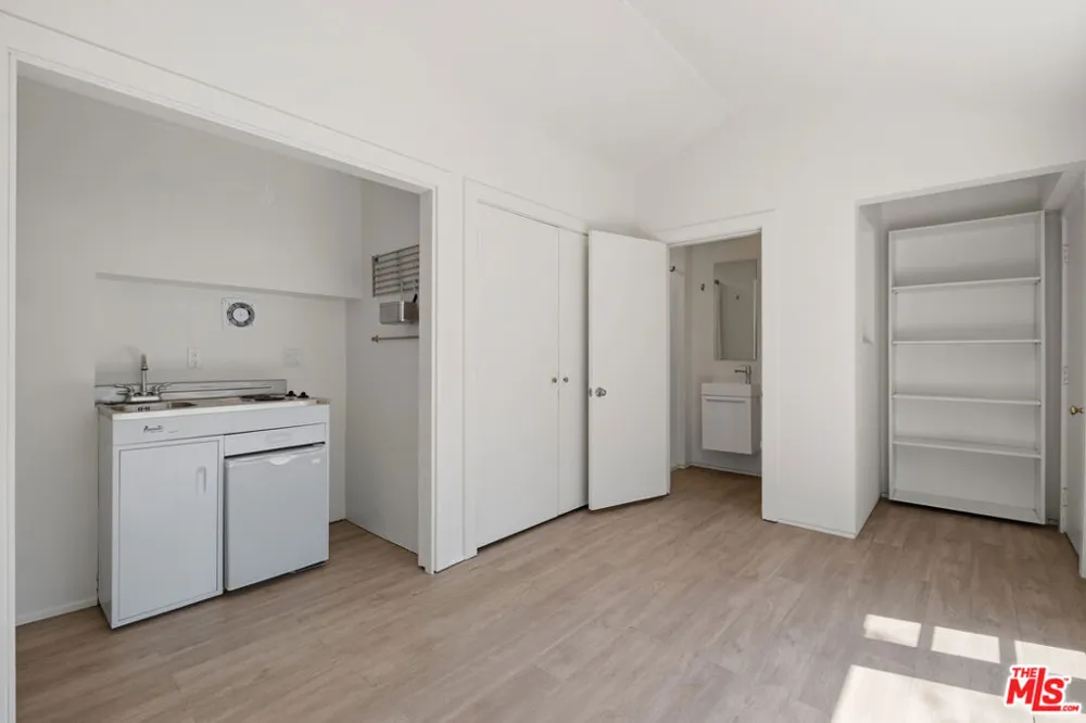 2213 Arizona Avenue Santa Monica, CA 90404