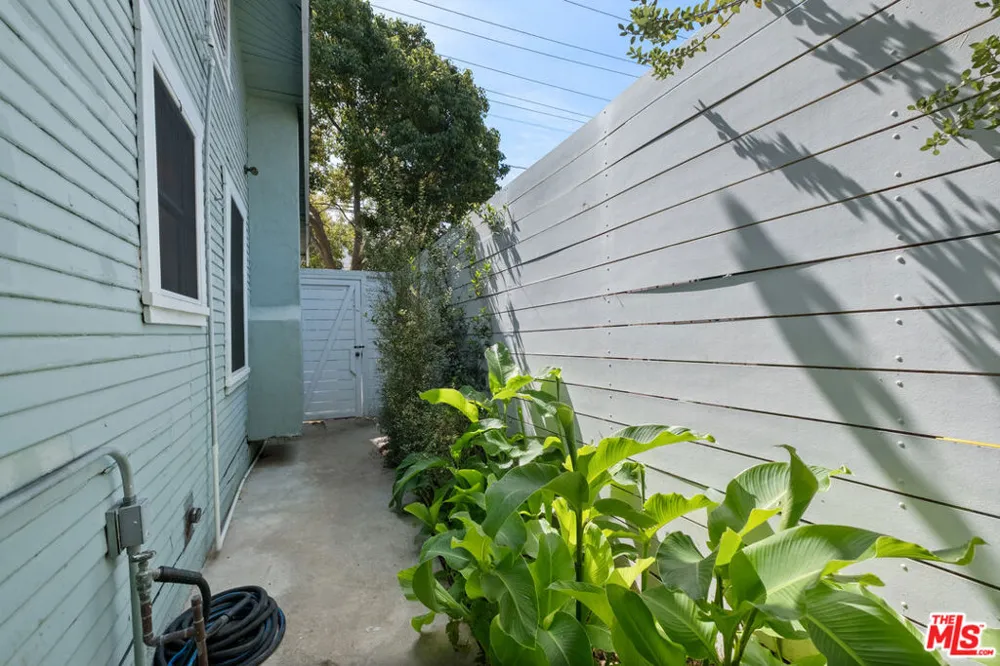 2213 Arizona Avenue Santa Monica, CA 90404