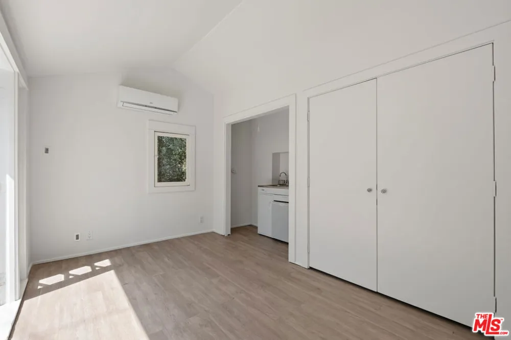 2213 Arizona Avenue Santa Monica, CA 90404