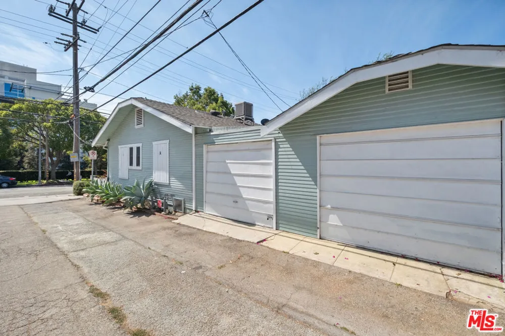 2213 Arizona Avenue Santa Monica, CA 90404