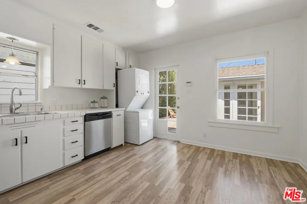 2213 Arizona Avenue Santa Monica, CA 90404