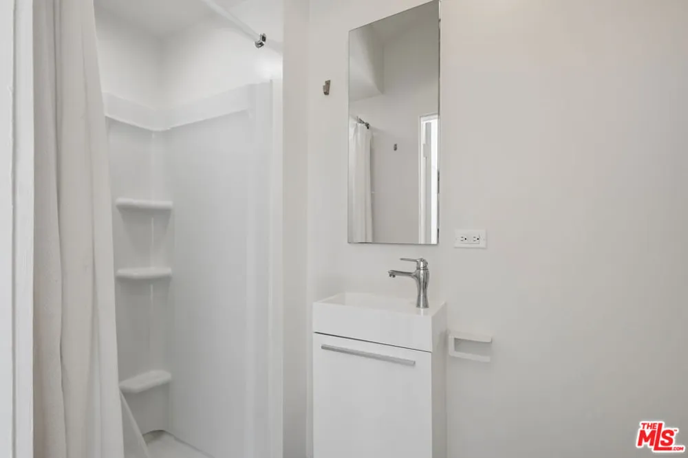 2213 Arizona Avenue Santa Monica, CA 90404