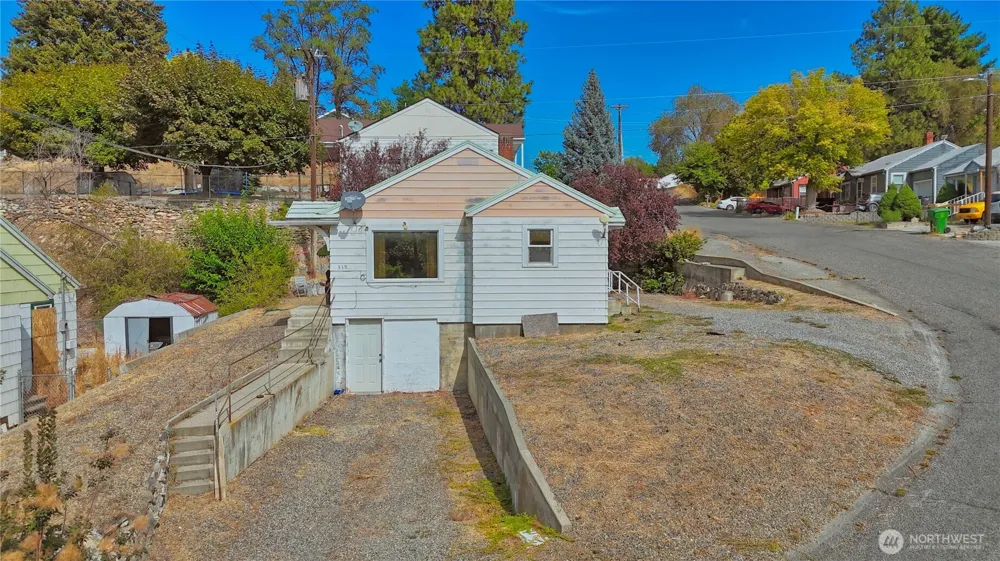 319 E Bartlett Avenue Omak, WA 98841