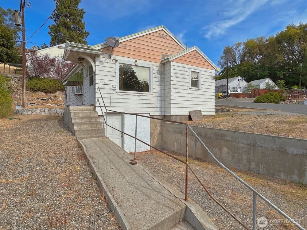 319 E Bartlett Avenue Omak, WA 98841