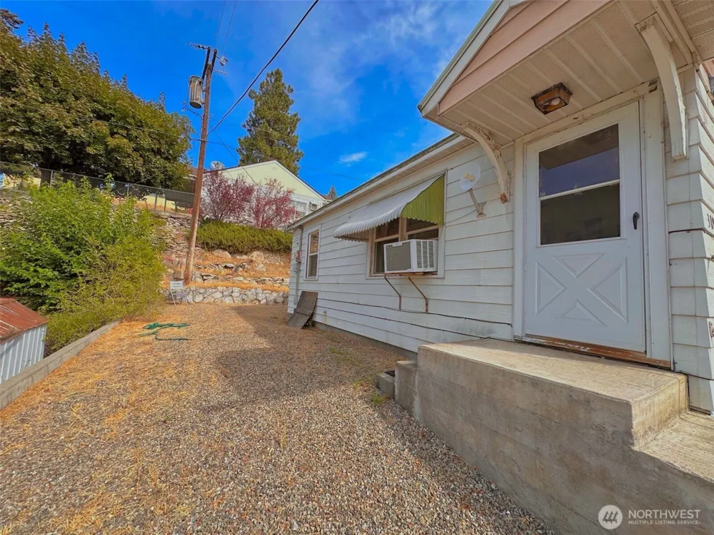 319 E Bartlett Avenue Omak, WA 98841