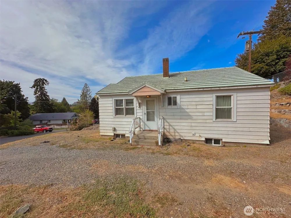 319 E Bartlett Avenue Omak, WA 98841