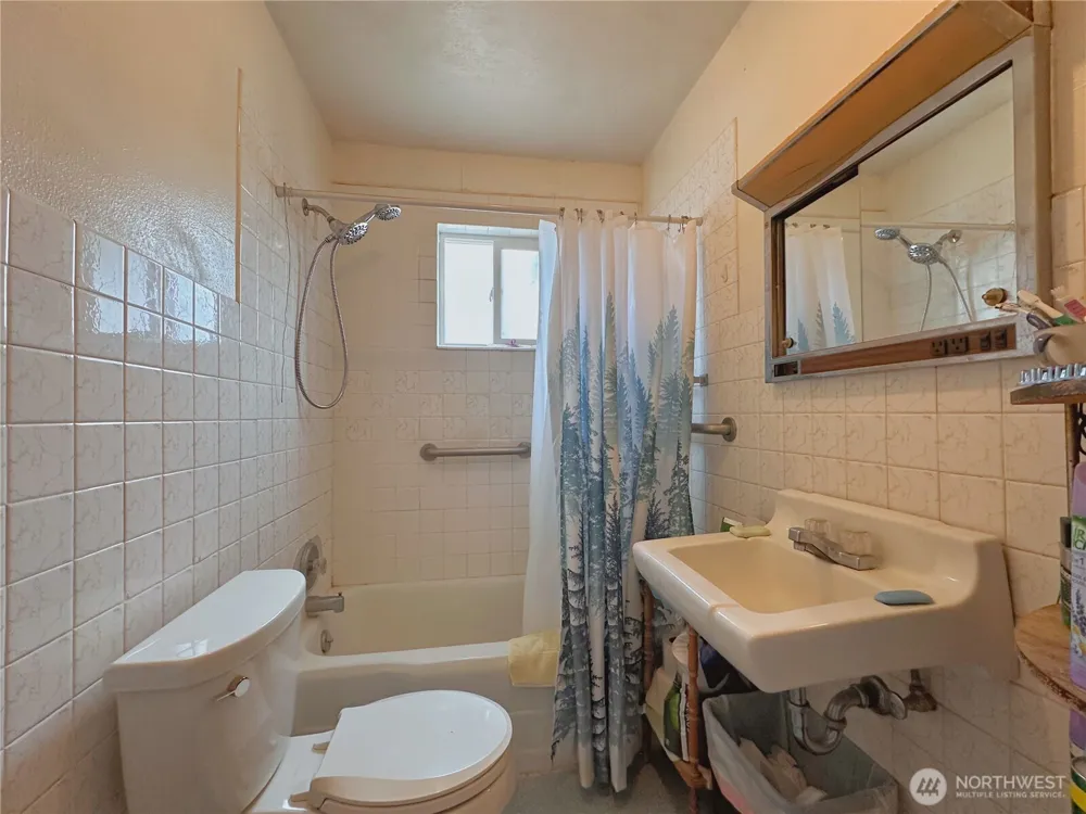 319 E Bartlett Avenue Omak, WA 98841