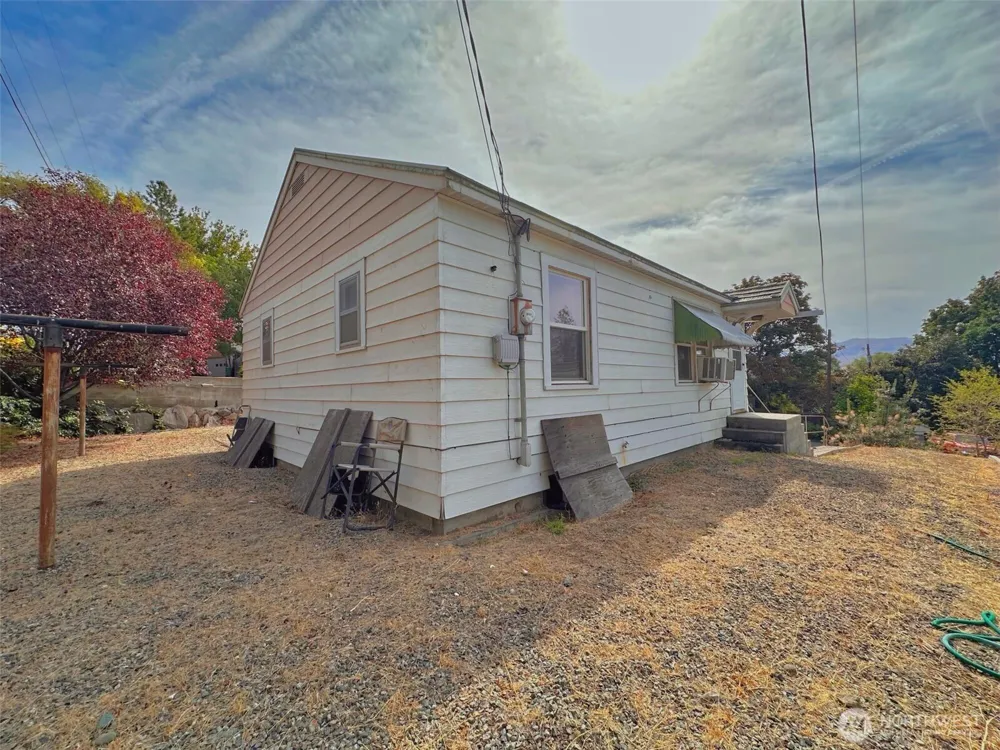319 E Bartlett Avenue Omak, WA 98841