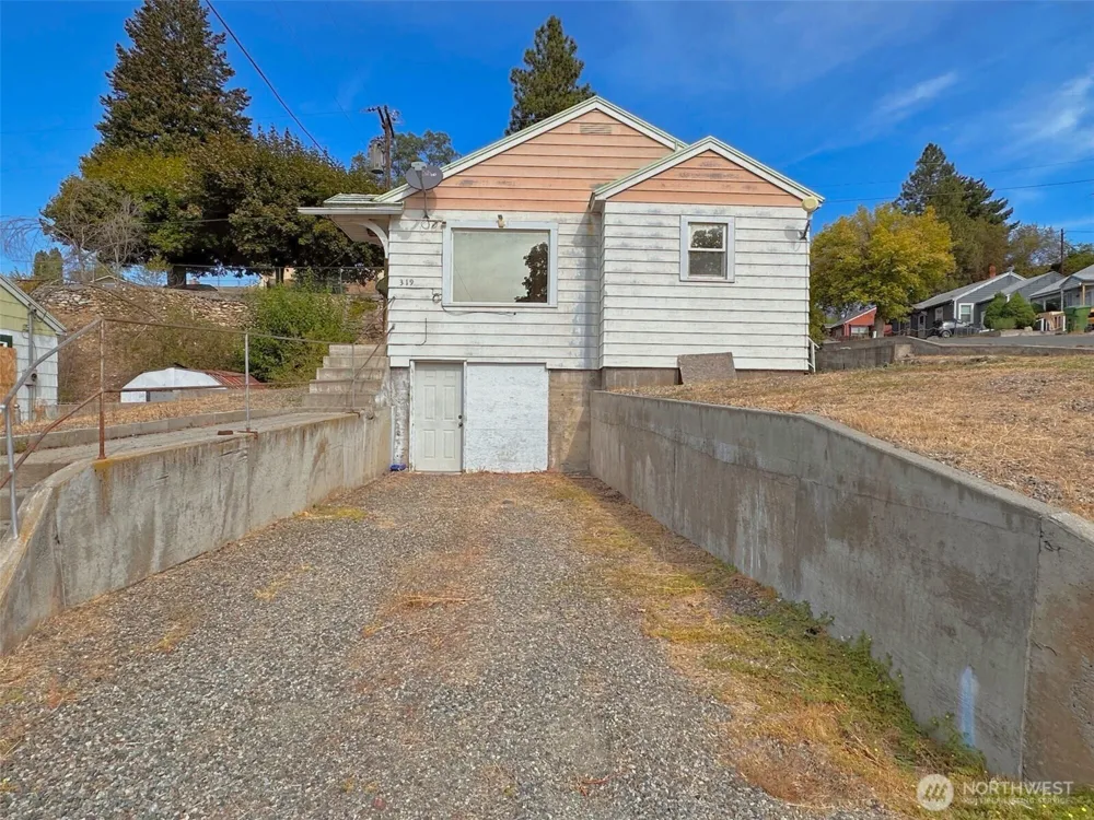 319 E Bartlett Avenue Omak, WA 98841