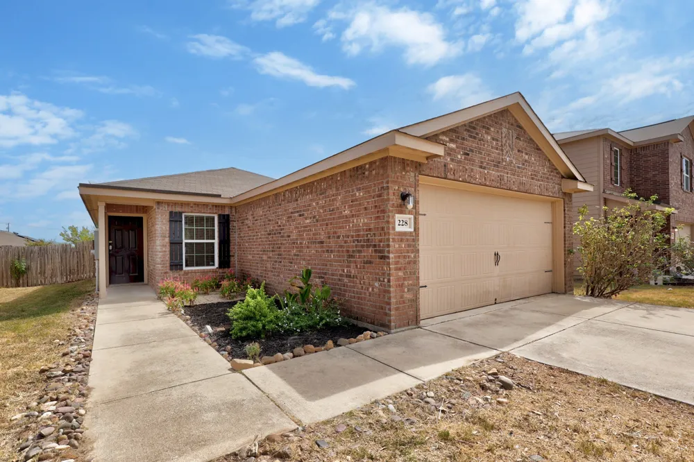 228 Millers Loop Jarrell, TX 76537