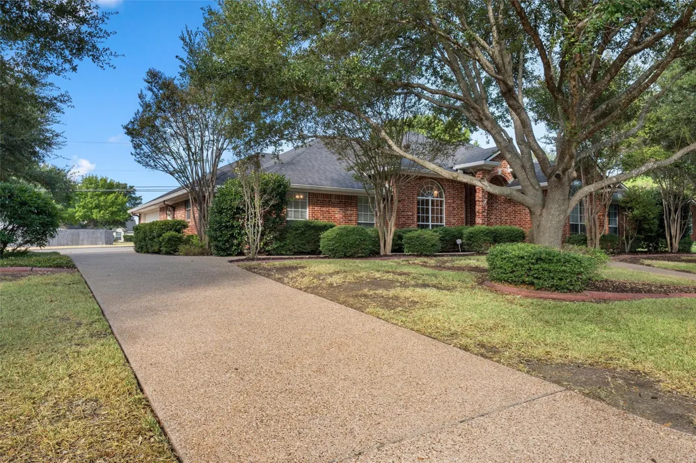 1223 Oakmanor Circle Hewitt, TX 76643