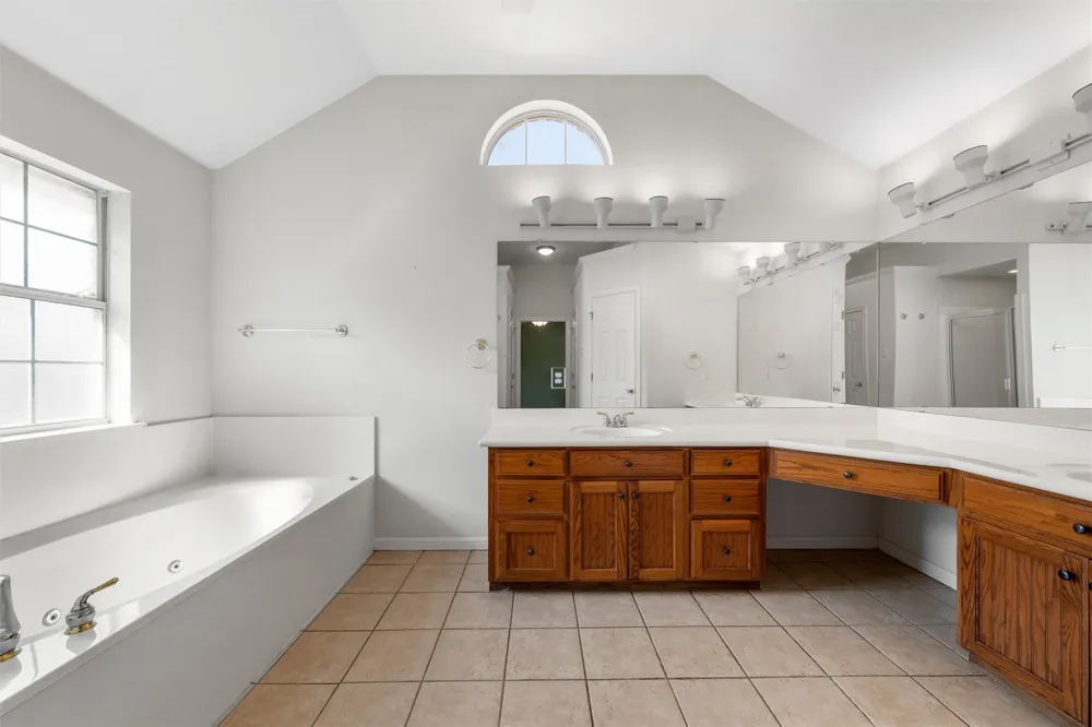 1223 Oakmanor Circle Hewitt, TX 76643