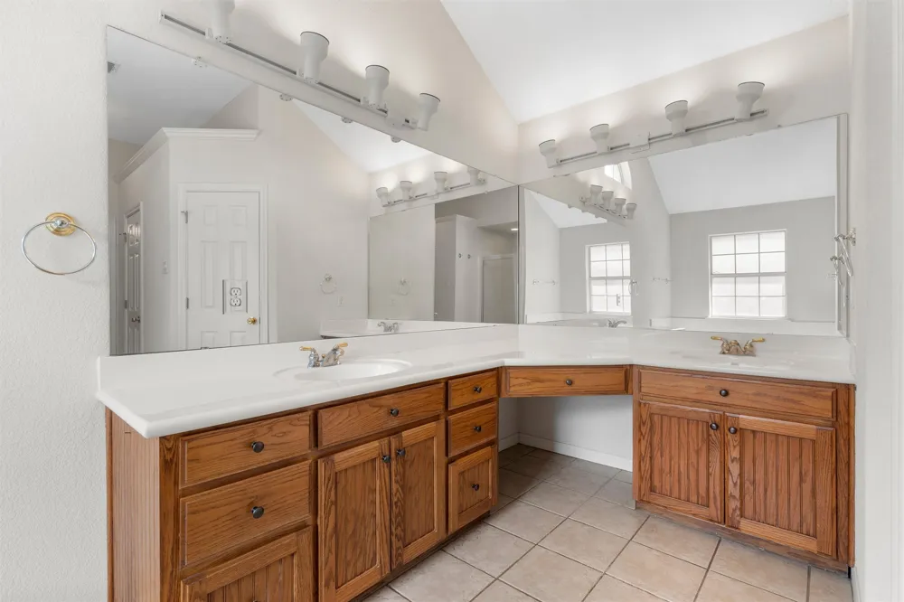 1223 Oakmanor Circle Hewitt, TX 76643