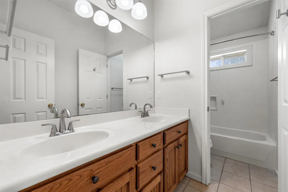 1223 Oakmanor Circle Hewitt, TX 76643