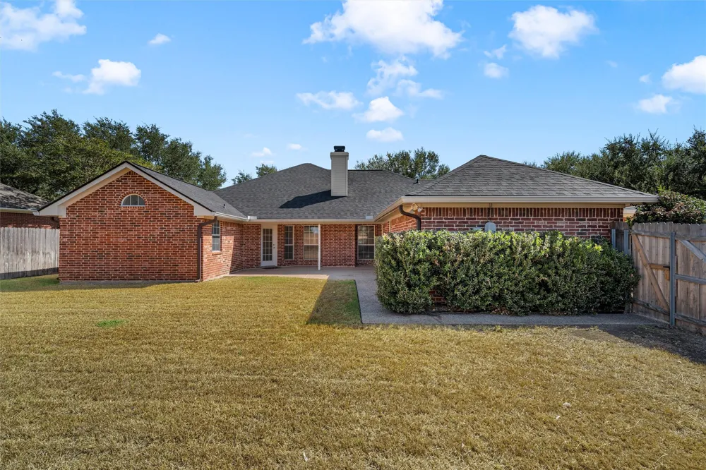 1223 Oakmanor Circle Hewitt, TX 76643